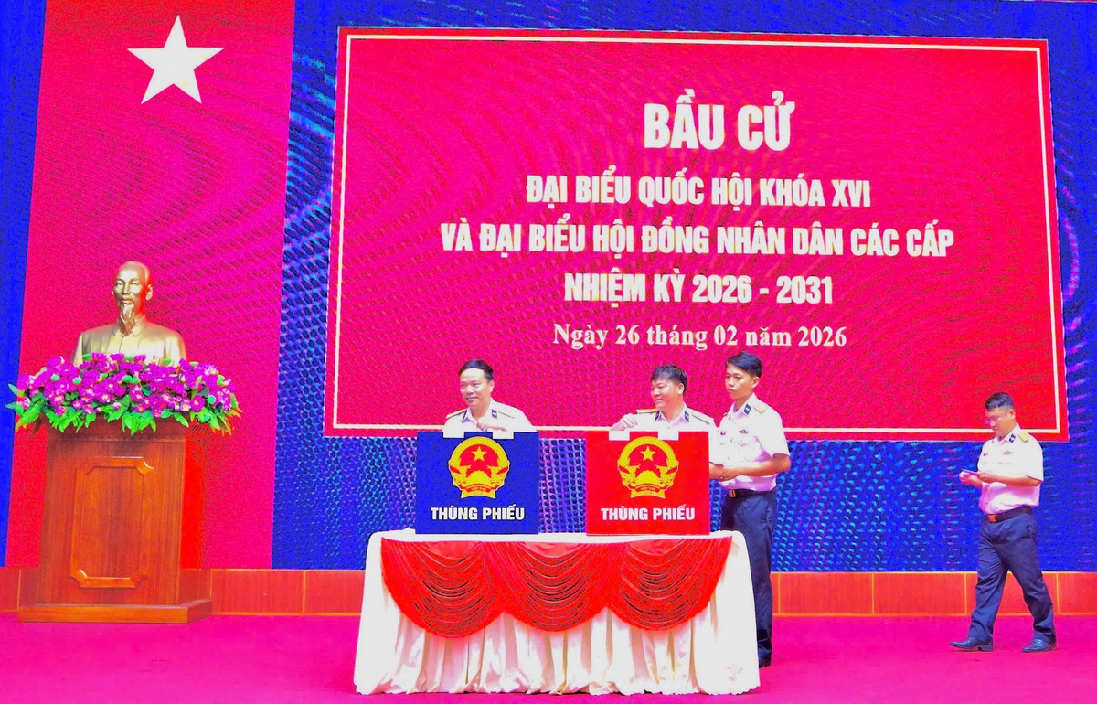 Cán bộ, chiến sĩ Vùng 2 Hải quân thực hiện bầu cử sớm- Ảnh 2.