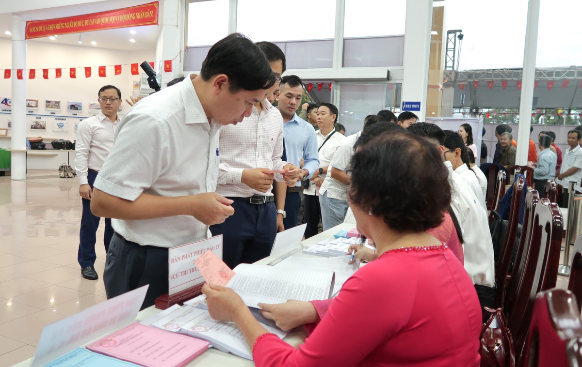 TPHCM: Cử tri gửi gắm niềm tin trong ngày bầu cử sớm- Ảnh 4.