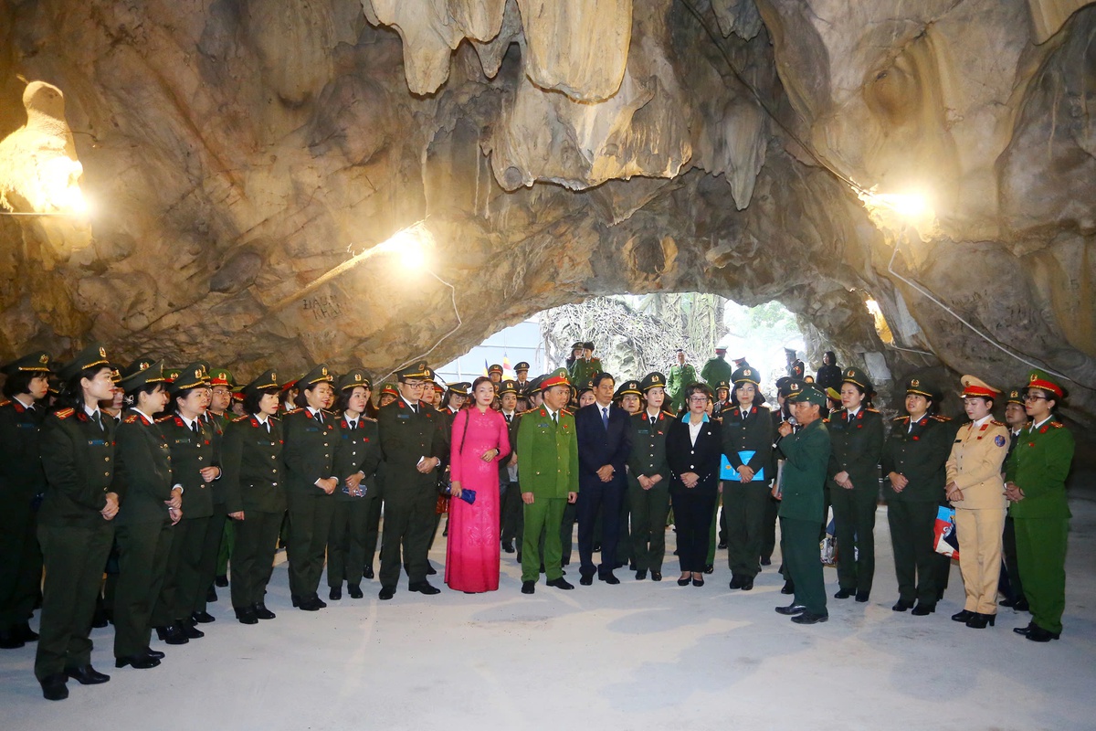 Phát động "Tết trồng cây - Phụ nữ Công an Thủ đô vun trồng tương lai"- Ảnh 2.