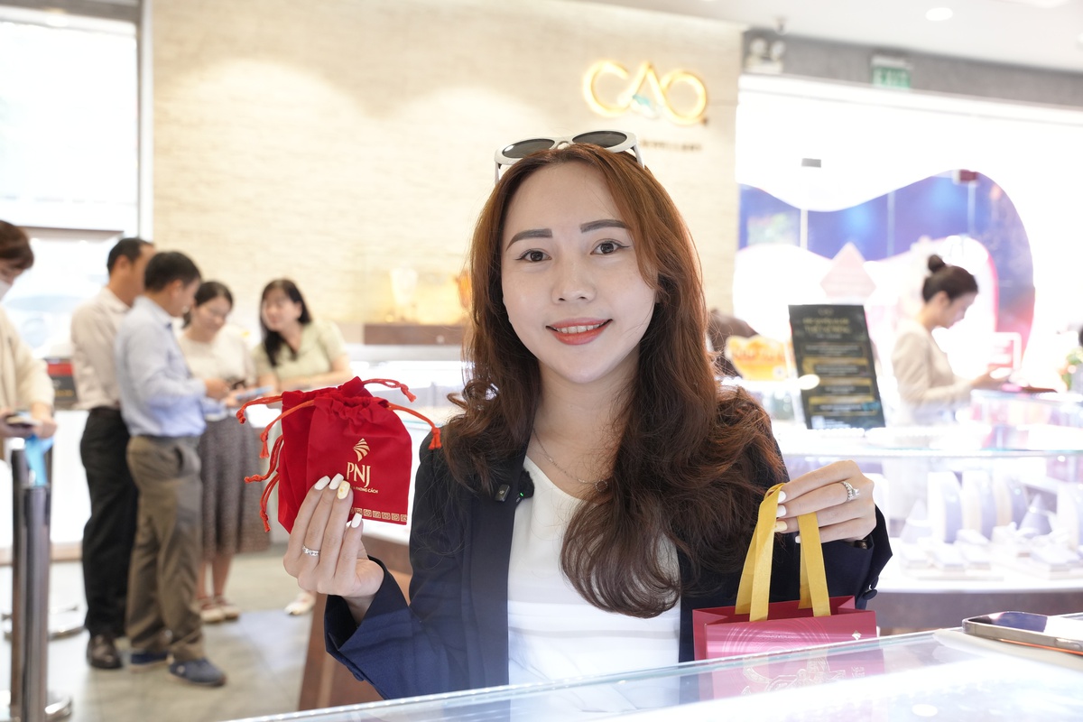 TPHCM: Nhiều người đội mưa đi mua vàng ngày vía Thần Tài- Ảnh 2.