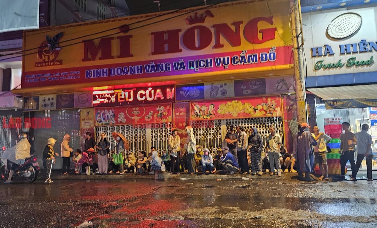 TPHCM: Nhiều người đội mưa đi mua vàng ngày vía Thần Tài- Ảnh 1.