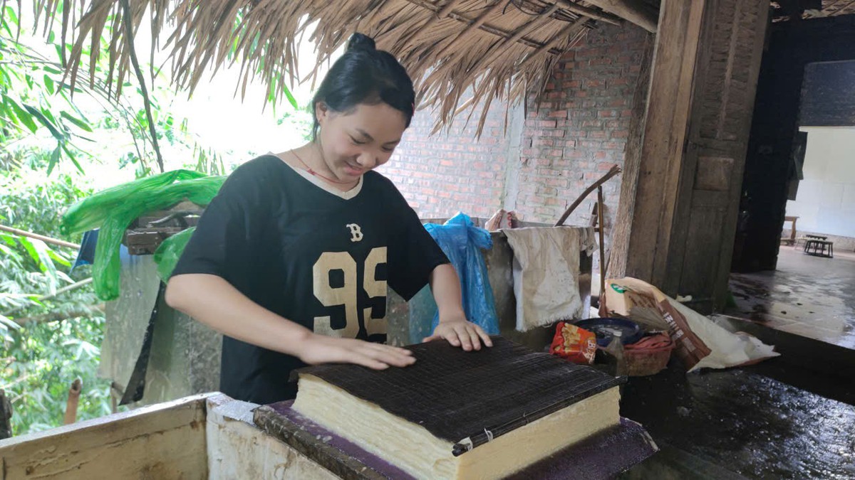 Được mẹ hướng dẫn, cháu Lý Bảo Trân (học sinh lớp 9) đã thành thạo các công đoạn làm giấy dó