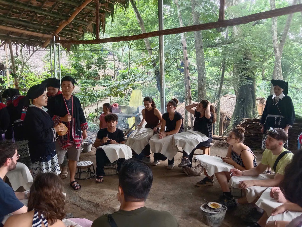 Giữ nghề truyền thống, phụ nữ vùng cao mở lối làm du lịch- Ảnh 2.