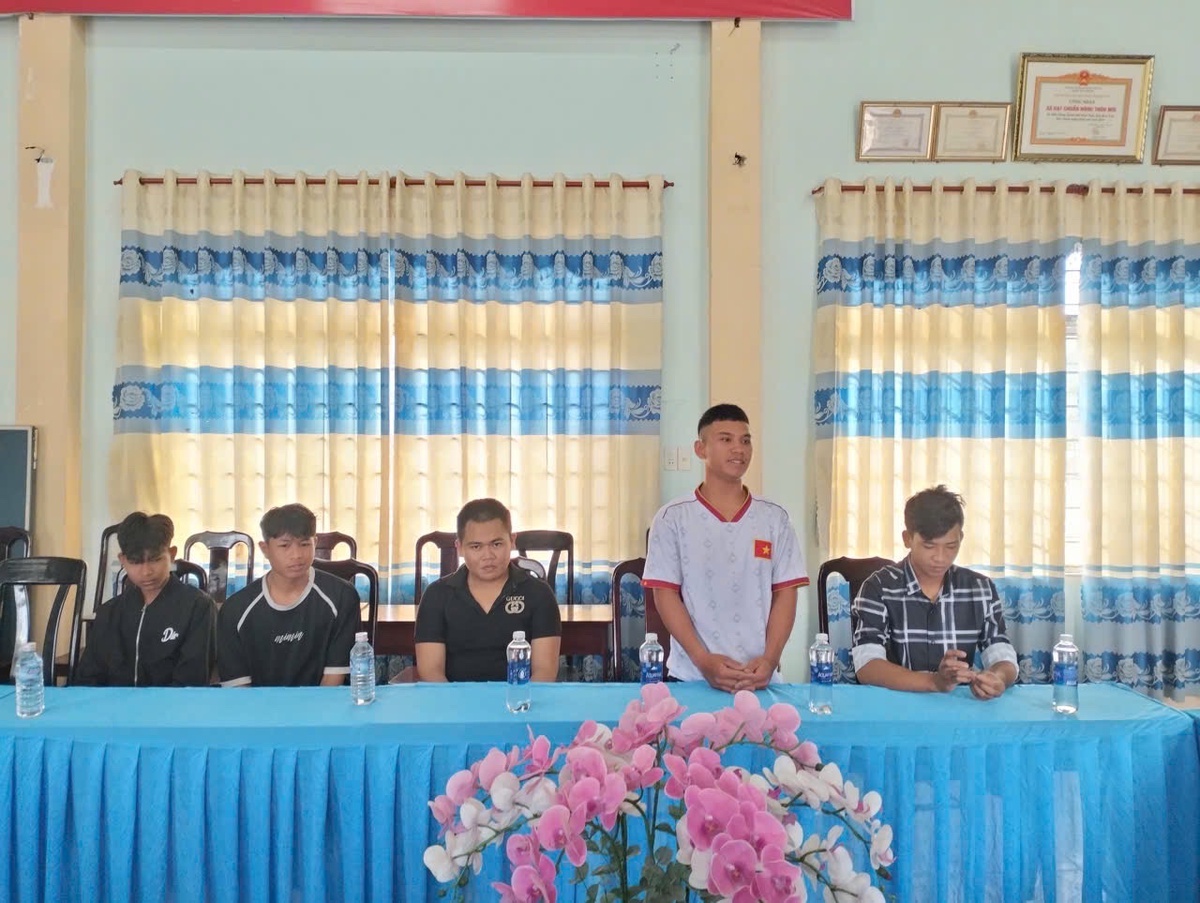 Hội LHPN tỉnh Quảng Ngãi thăm, động viên tân binh lên đường nhập ngũ năm 2026- Ảnh 2. Hội LHPN tỉnh Quảng Ngãi thăm, động viên tân binh lên đường nhập ngũ năm 2026- Ảnh 2.