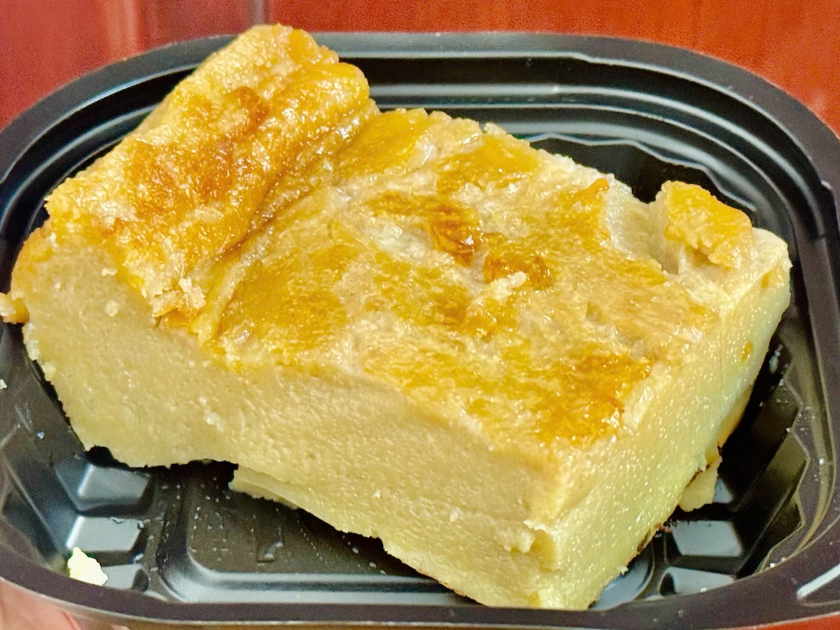 Bánh gan là 1 trong những món bánh ngọt bán chạy tại chợ ẩm thực Ramadan. Ảnh: Hồ Lam