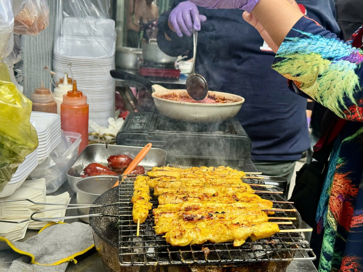 Những món nướng được chế biến tại chỗ ở chợ ẩm thực. Ảnh: Hồ Lam