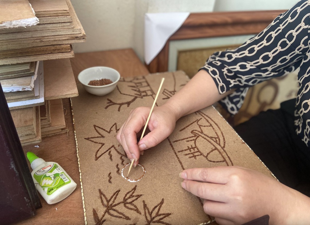 Gây dựng thương hiệu tranh độc đáo từ hạt gạo quê hương- Ảnh 1.