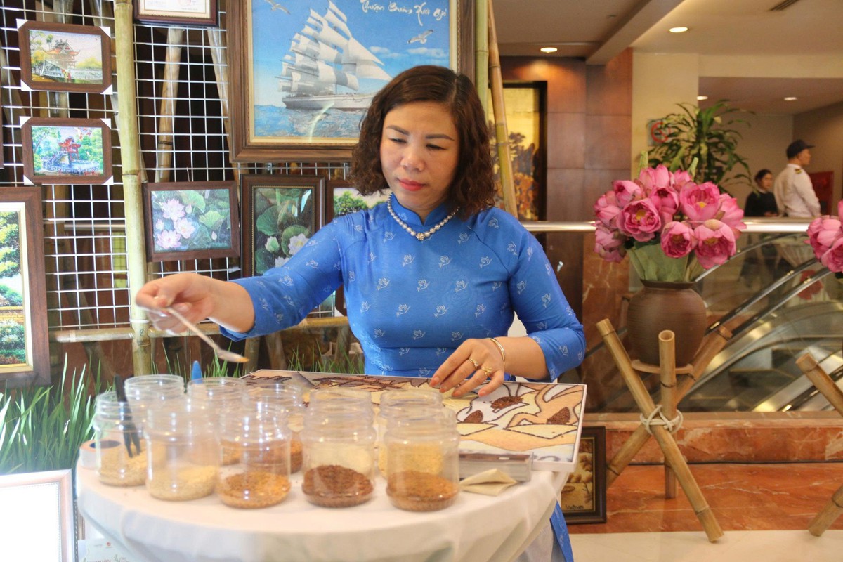 Gây dựng thương hiệu tranh độc đáo từ hạt gạo quê hương- Ảnh 2.