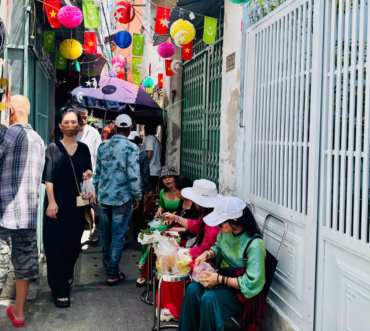 Một số hàng quán bày ghế cho người mua sắm có thể ngồi ăn tại chỗ. Ảnh: Hồ Lam