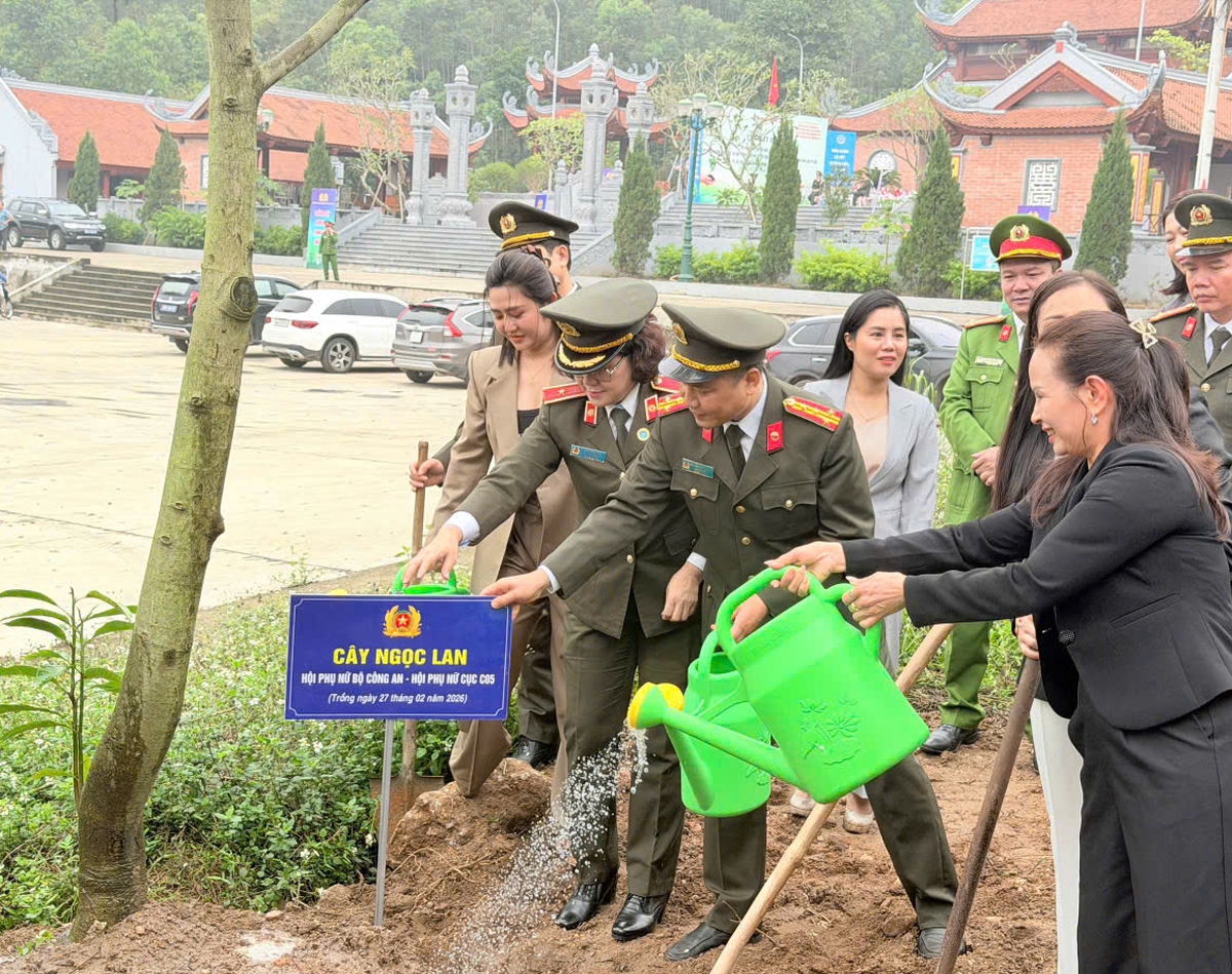 Phụ nữ Công an nhân dân lan tỏa các hoạt động ý nghĩa dịp đầu Xuân mới- Ảnh 3.