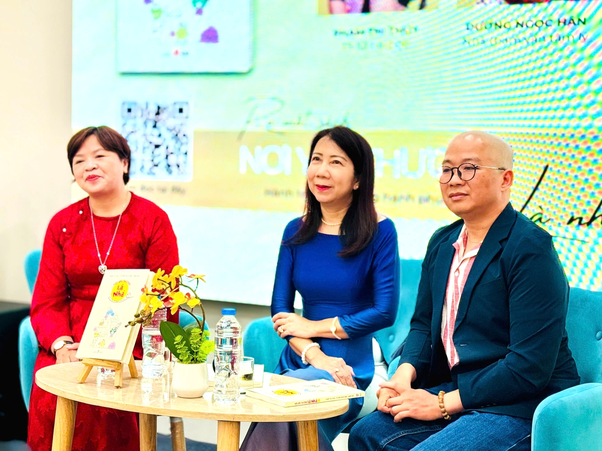 TS Phạm Thị Thúy, biên tập viên Dương Ngọc Hân, nhà báo Lưu Đình Long cùng lắng nghe chia sẻ của độc giả tại đàm. Ảnh: Hồ Lam TS Phạm Thị Thúy, biên tập viên Dương Ngọc Hân, nhà báo Lưu Đình Long cùng lắng nghe chia sẻ của độc giả tại đàm. Ảnh: Hồ Lam