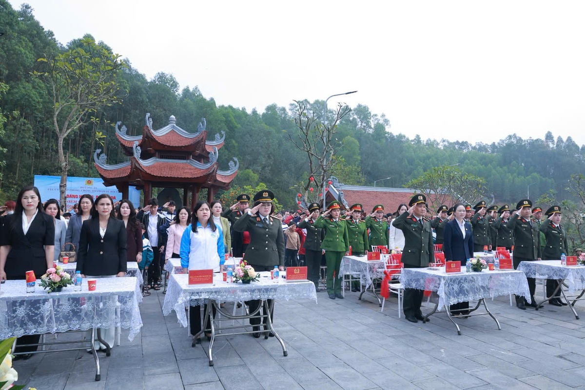 Phụ nữ Công an nhân dân lan tỏa các hoạt động ý nghĩa dịp đầu Xuân mới- Ảnh 1.