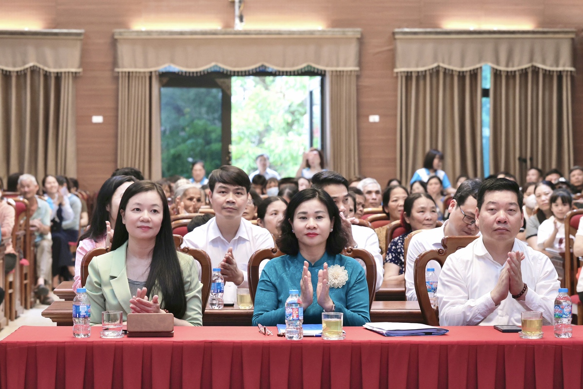 Chủ tịch Hội LHPN Việt Nam Nguyễn Thị Tuyến trao quà cho phụ nữ, trẻ em tại 4 xã ở Hà Nội- Ảnh 1.