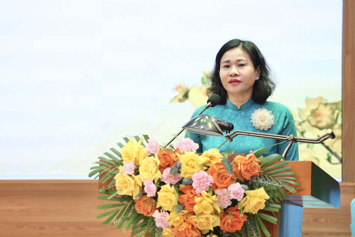 Chủ tịch Hội LHPN Việt Nam Nguyễn Thị Tuyến trao quà cho phụ nữ, trẻ em tại 4 xã ở Hà Nội- Ảnh 2.