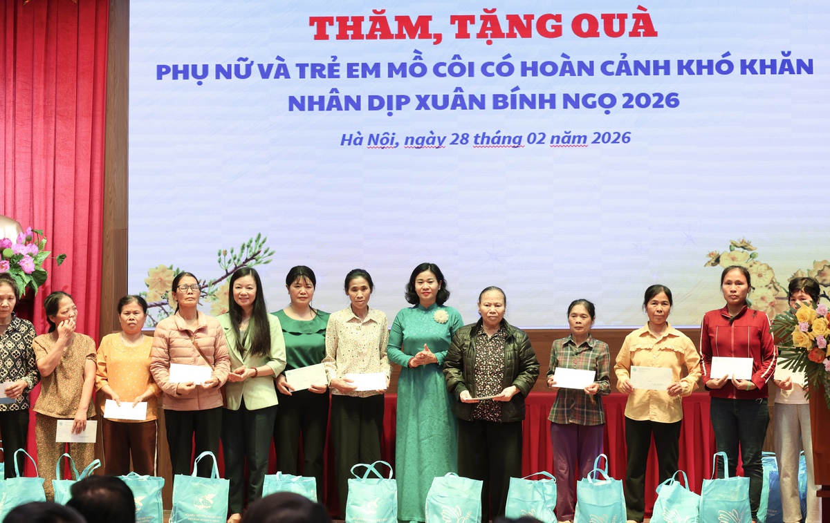 Chủ tịch Hội LHPN Việt Nam Nguyễn Thị Tuyến trao quà cho phụ nữ, trẻ em tại 4 xã ở Hà Nội- Ảnh 4.