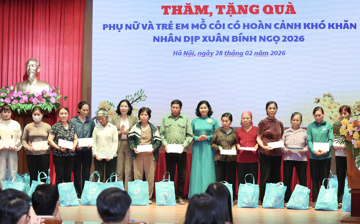 Chủ tịch Hội LHPN Việt Nam Nguyễn Thị Tuyến trao quà cho phụ nữ, trẻ em tại 4 xã ở Hà Nội- Ảnh 6.