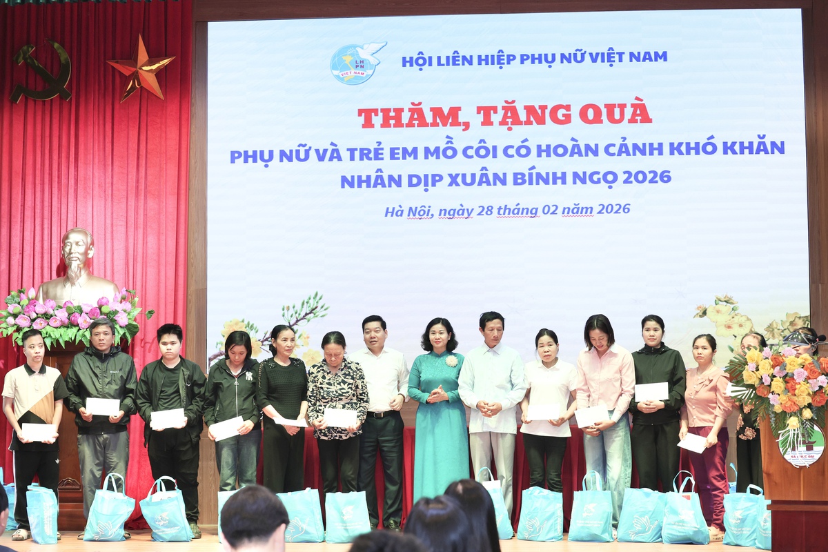 Chủ tịch Hội LHPN Việt Nam Nguyễn Thị Tuyến trao quà cho phụ nữ, trẻ em tại 4 xã ở Hà Nội- Ảnh 5.
