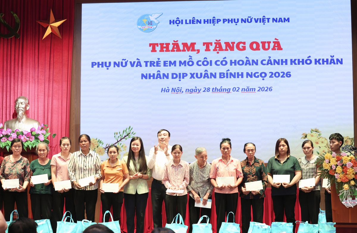 Chủ tịch Hội LHPN Việt Nam Nguyễn Thị Tuyến trao quà cho phụ nữ, trẻ em tại 4 xã ở Hà Nội- Ảnh 7.