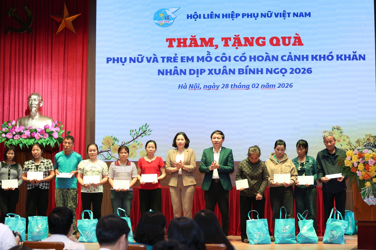 Chủ tịch Hội LHPN Việt Nam Nguyễn Thị Tuyến trao quà cho phụ nữ, trẻ em tại 4 xã ở Hà Nội- Ảnh 8.