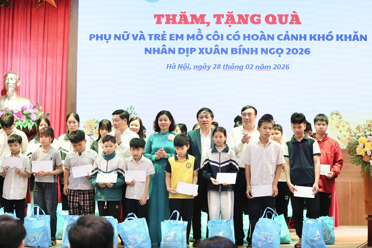 Chủ tịch Hội LHPN Việt Nam Nguyễn Thị Tuyến trao quà cho phụ nữ, trẻ em tại 4 xã ở Hà Nội- Ảnh 3.