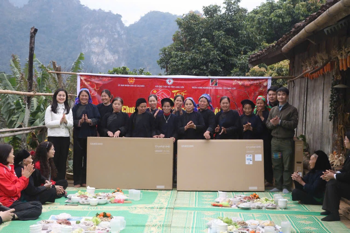 Chị em người Nùng ở “ốc đảo” Lân Nóng chung tay “Bữa cơm nhân ái”- Ảnh 7.