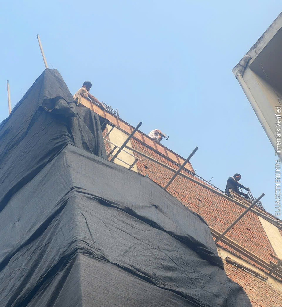 Hà Nội: Cụ bà 77 tuổi "kêu cứu" trong căn nhà lún, nứt vì hàng xóm thi công- Ảnh 5.