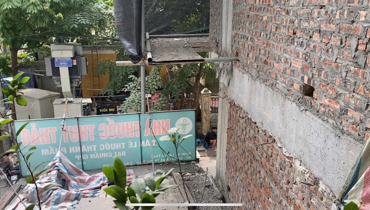 Hà Nội: Cụ bà 77 tuổi "kêu cứu" trong căn nhà lún, nứt vì hàng xóm thi công- Ảnh 4.