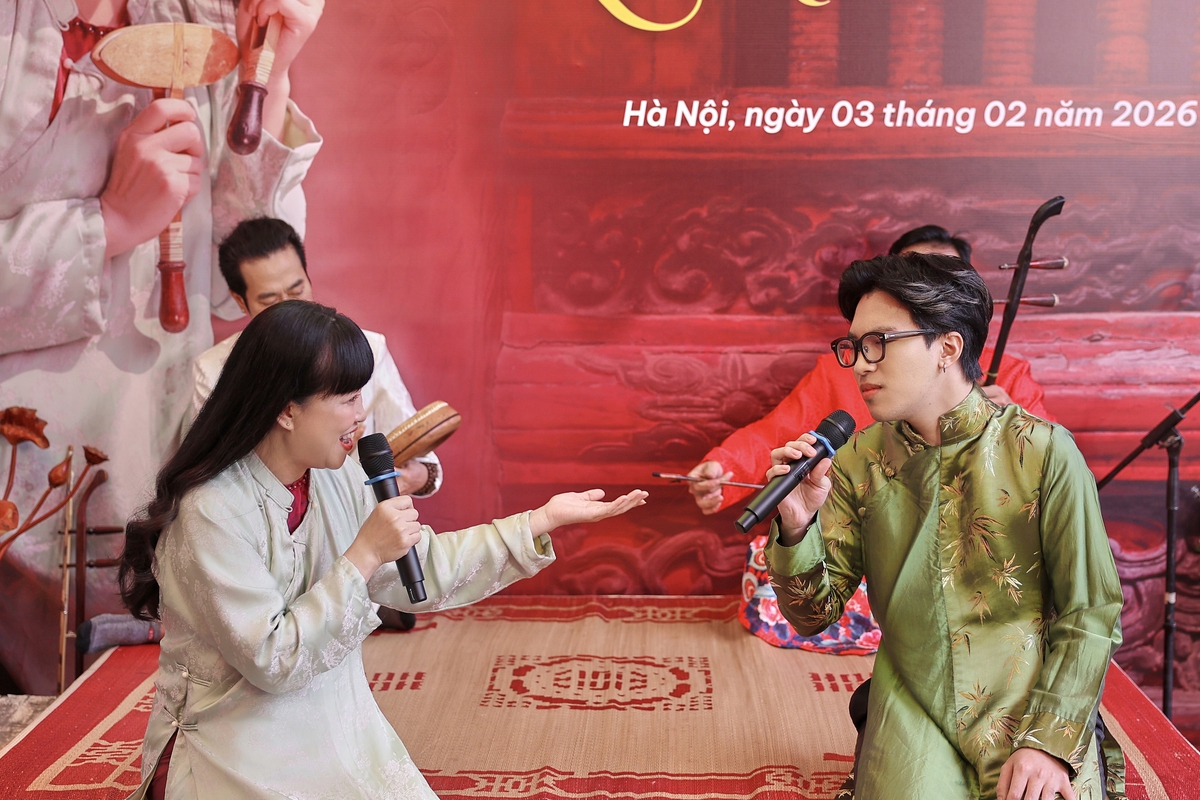 Nghệ sĩ Mai Tuyết Hoa biểu diễn cùng con trai trong buổi ra mắt album