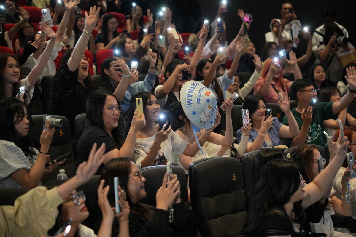 Dàn sao phim Thái Lan “Người đẹp và quái lạ” sang Việt Nam- Ảnh 1.