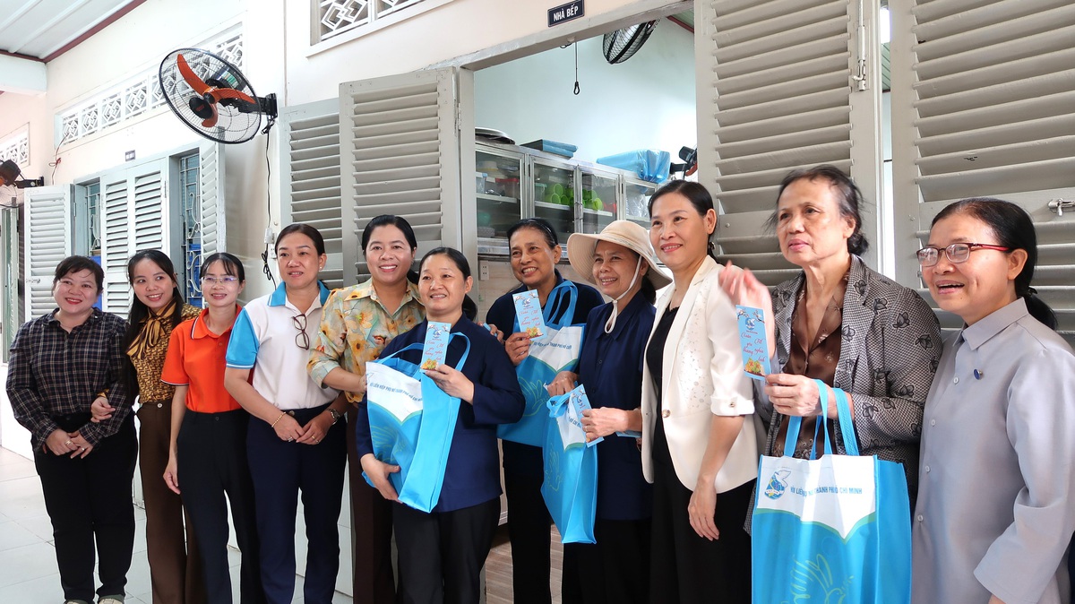 "Xuân yêu thương" đến với gần 100 cụ già neo đơn- Ảnh 4.