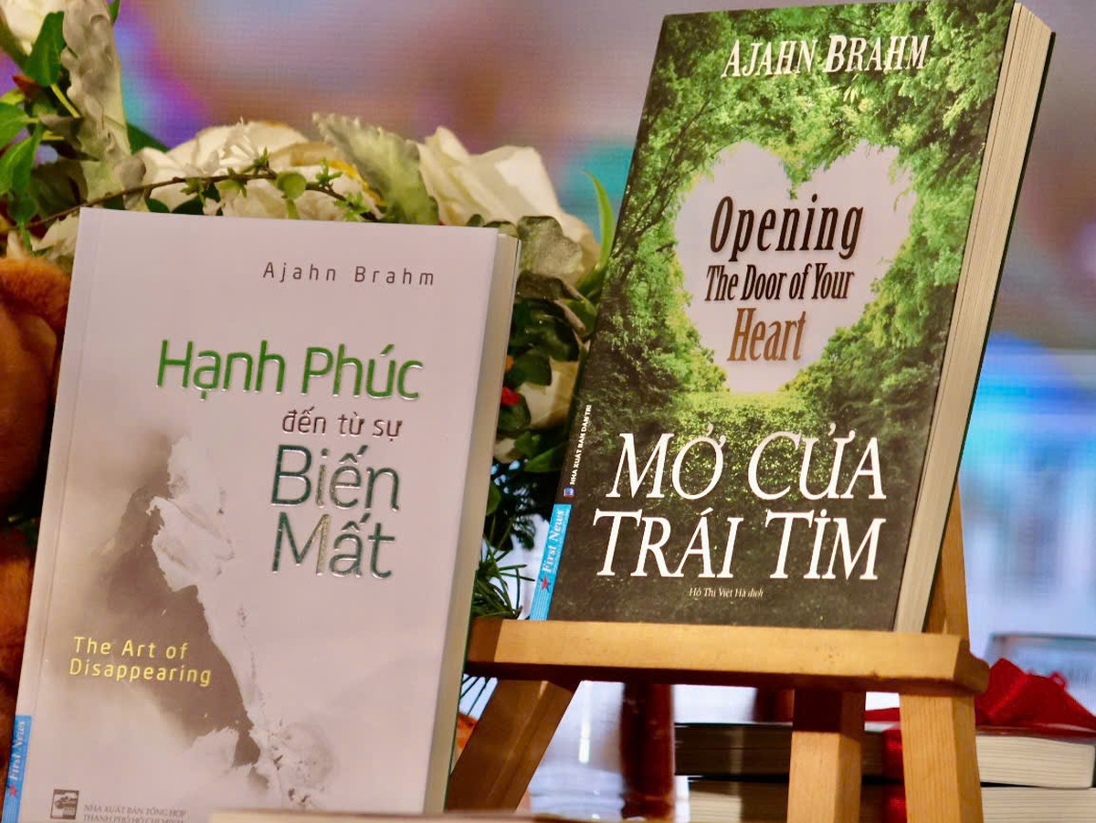 Thiền sư Ajahn Brahm là tác giả của nhiều đầu sách nổi tiếng đã được xuất bản tại Việt Nam như: Hạnh phúc đến từ sự biến mất; Mở cửa trái tim... Ảnh: Hồ Lam