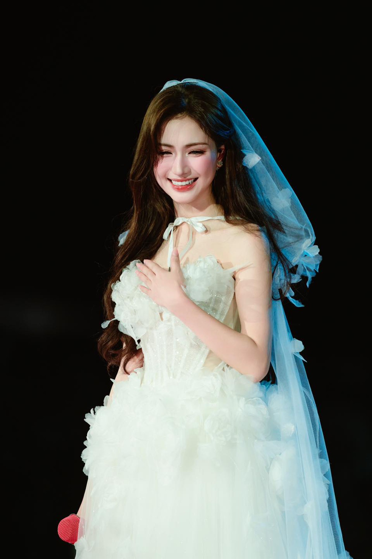 Hòa Minzy trích 400 triệu tiền bán vé concert xây cầu tại Điện Biên- Ảnh 1.