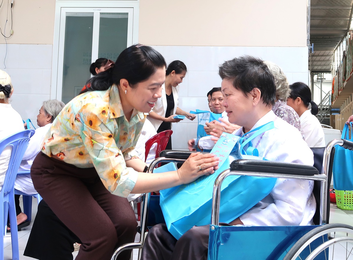 "Xuân yêu thương" đến với gần 100 cụ già neo đơn- Ảnh 3.