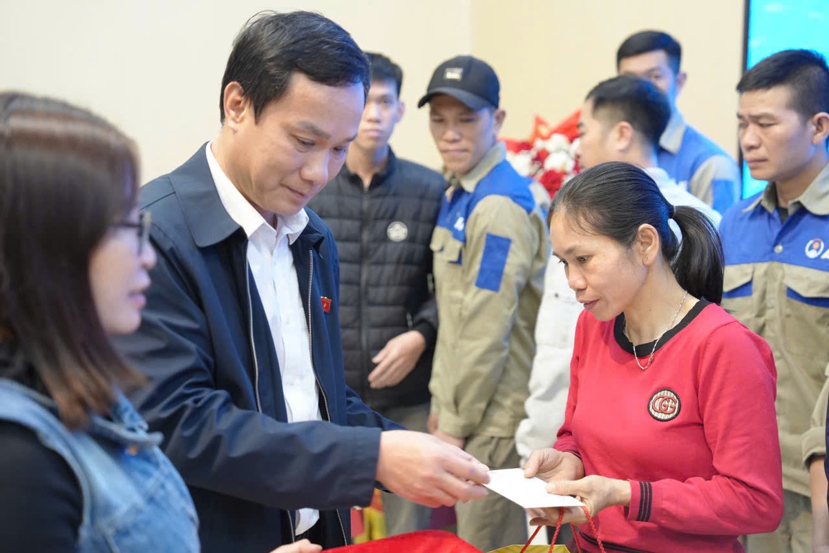 Nhiều suất quà Tết đến với công nhân, người lao động Hải Phòng- Ảnh 1.