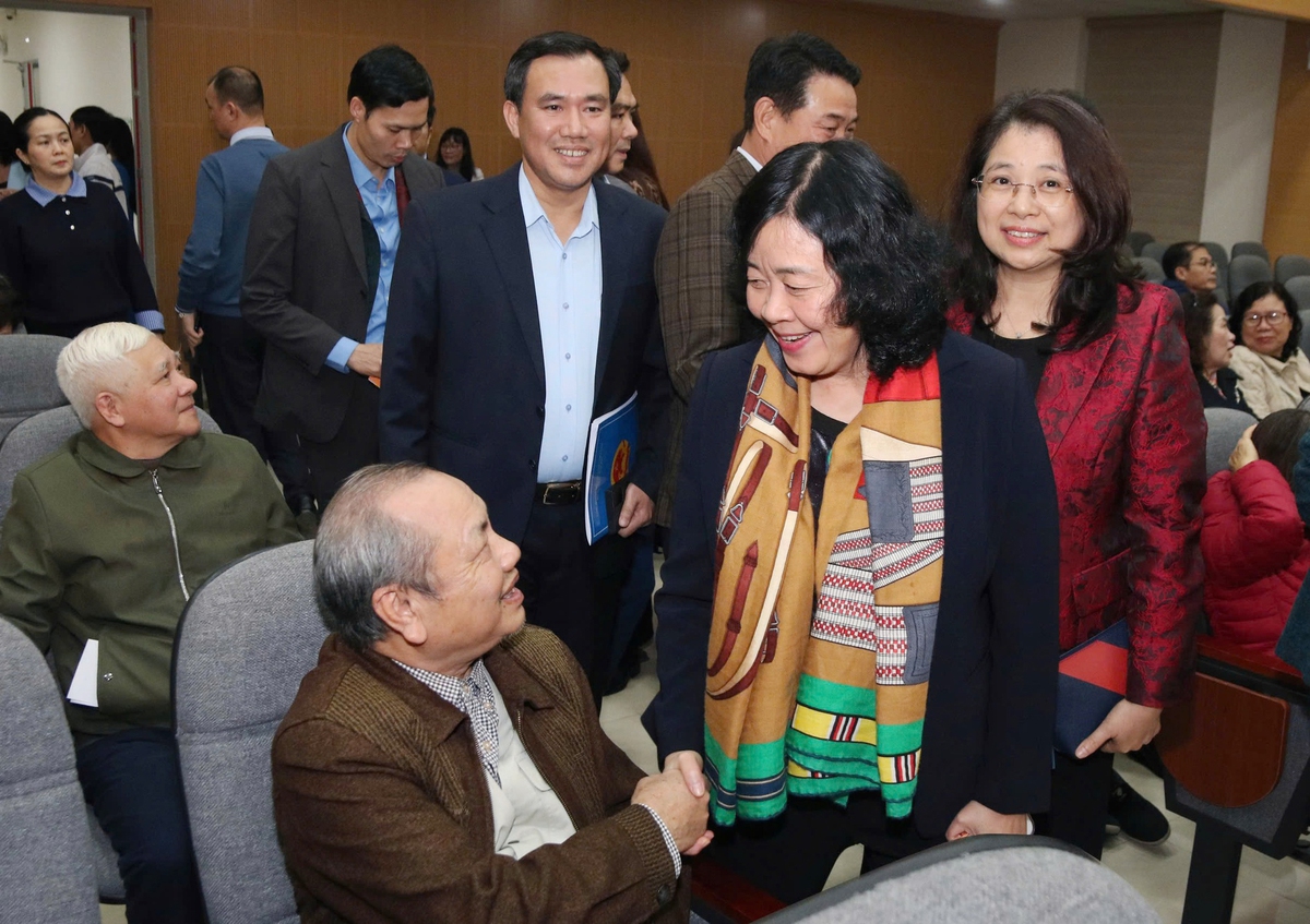 Chủ tịch UBTƯ MTTQ Việt Nam Bùi Thị Minh Hoài dự Hội nghị lấy ý kiến cử tri nơi cư trú đối với người ứng cử đại biểu Quốc hội khóa XVI- Ảnh 1.