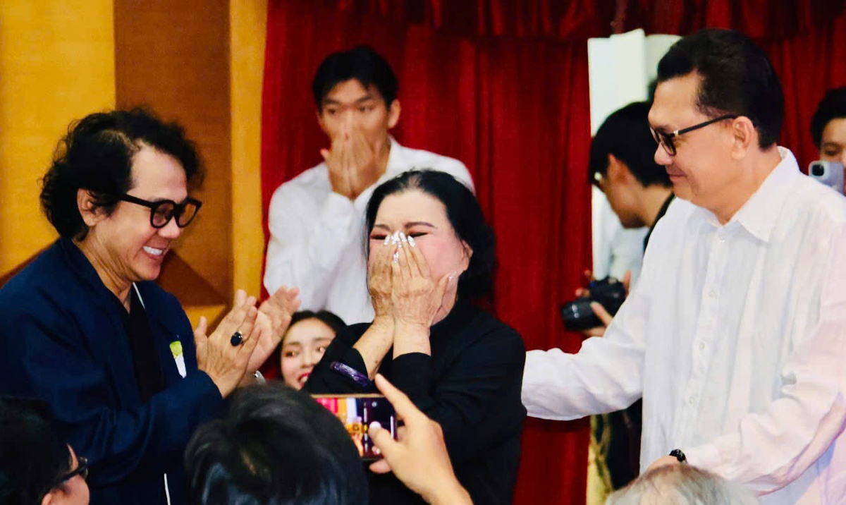 NSND Kim Cương hạnh phúc trong vòng tay của hai người em, cháu thân thiết: NSƯT Thành Lộc, NSƯT Hữu Châu. Ảnh: Hồ Lam