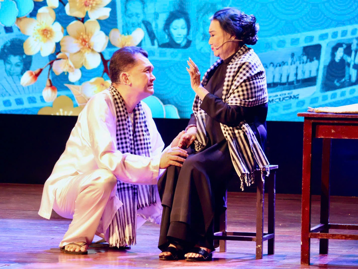 NSƯT Hữu Châu vào vai ông Năm và NSND Kim Cương với vai Diệu trong vở "Lá sầu riêng". Ảnh: Hồ Lam