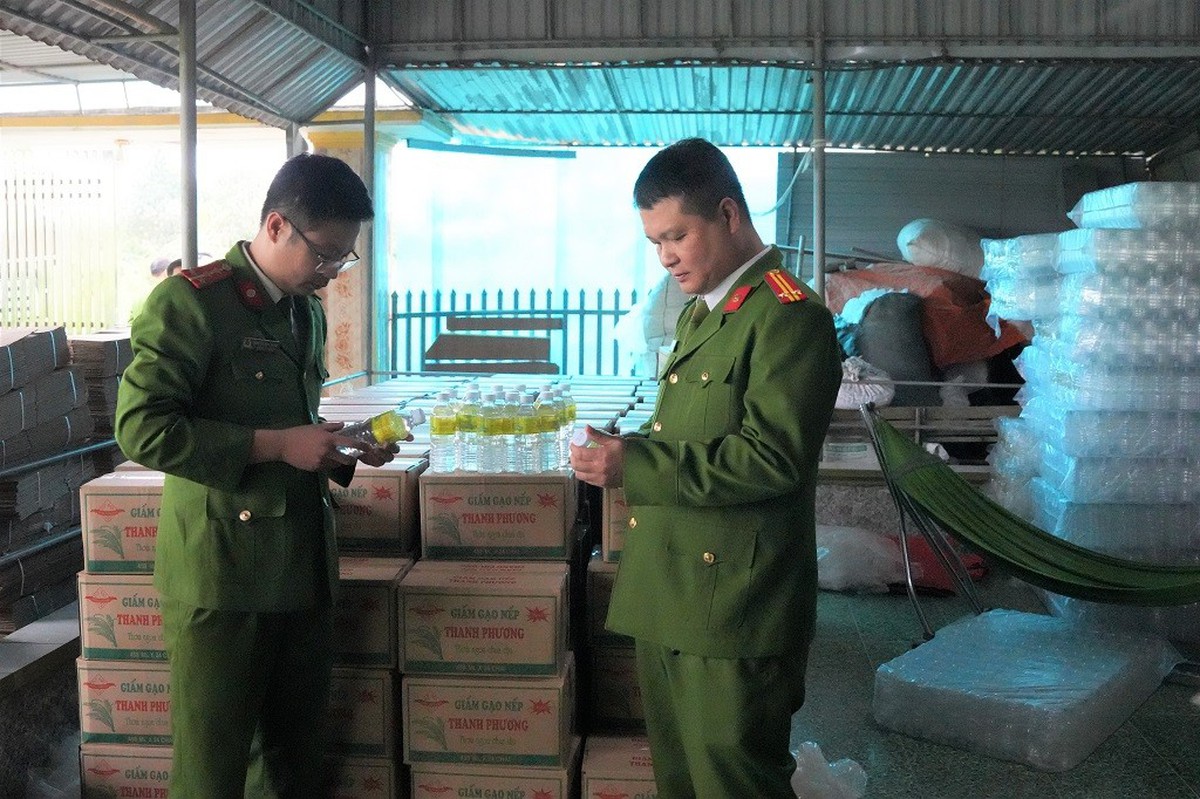 Bắt nữ đối tượng sản xuất hơn 60.000 lít giấm giả được pha từ axit công nghiệp với nước lã- Ảnh 2.