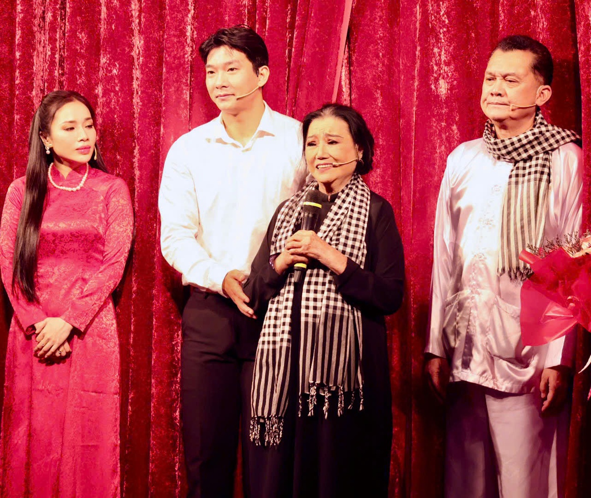 NSND Kim Cương chia sẻ cảm xúc sau phần trình diễn trong trích đoạn của vở "Lá sầu riêng". Ảnh: Hồ Lam