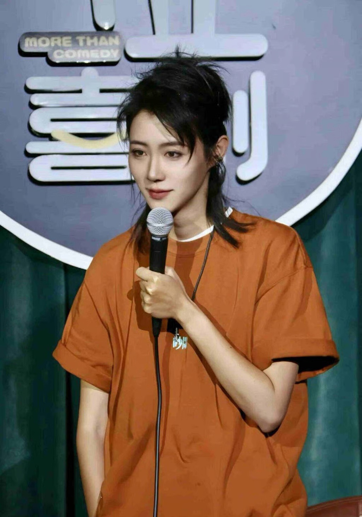 Trung Quốc: Nữ cựu sĩ quan biên phòng dùng hài độc thoại để phá vỡ định kiến giới- Ảnh 2.