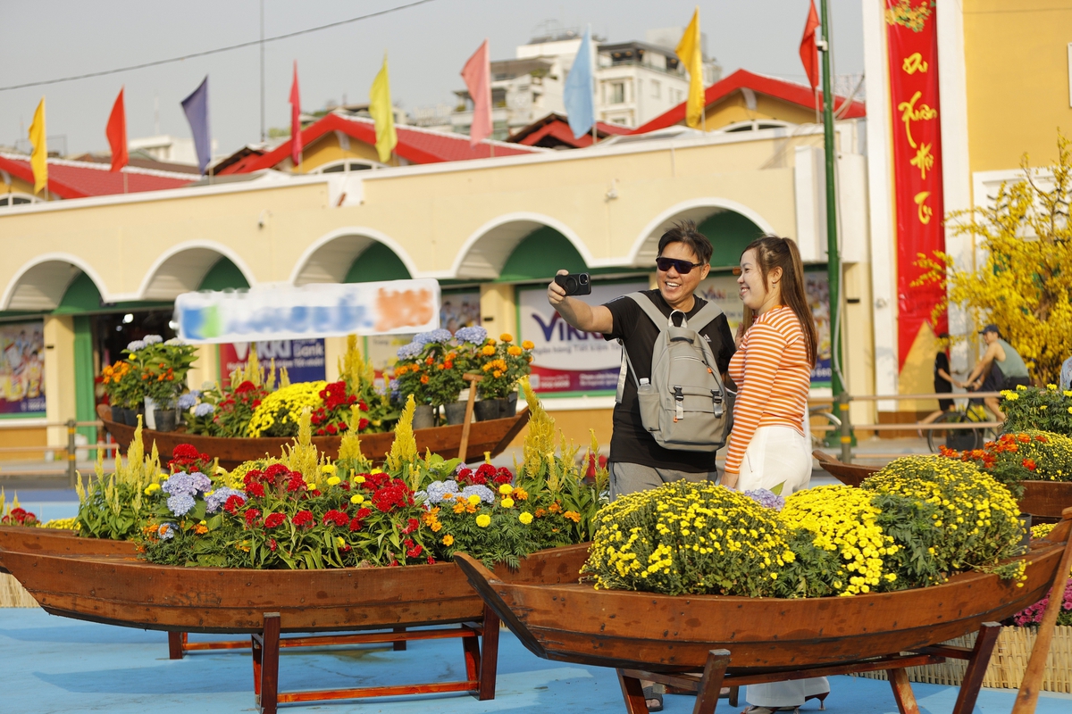 Chợ Bến Thành tấp nập người check-in đón Xuân- Ảnh 8.