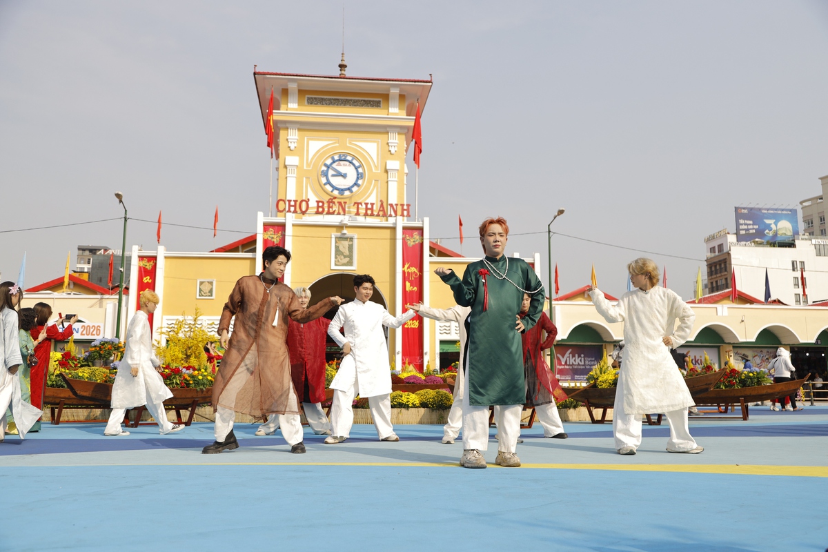 Chợ Bến Thành tấp nập người check-in đón Xuân- Ảnh 3.