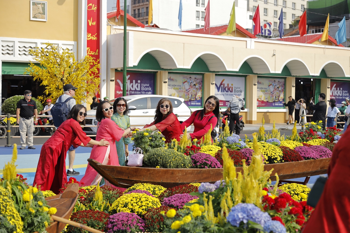 Chợ Bến Thành tấp nập người check-in đón Xuân- Ảnh 1.