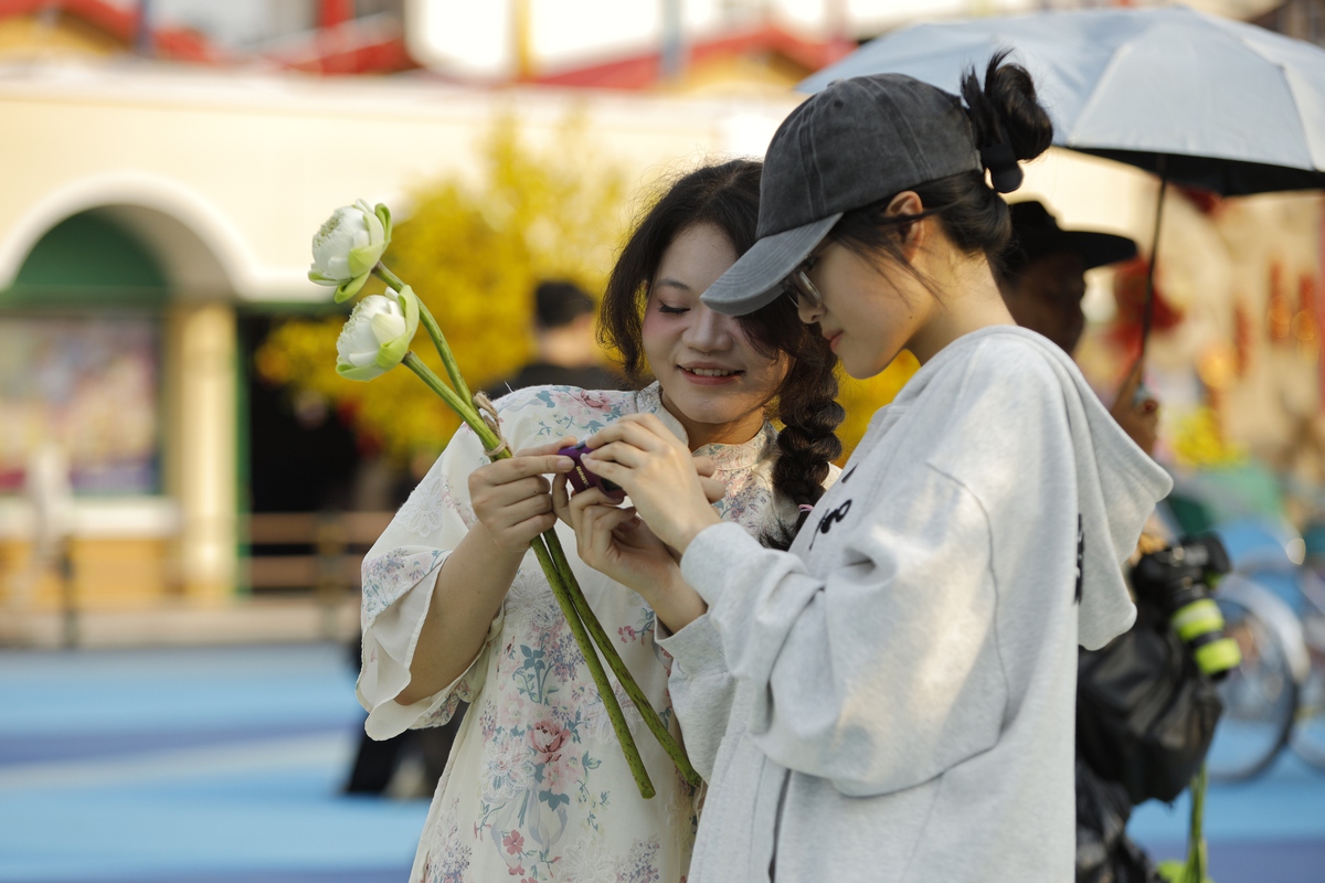 Chợ Bến Thành tấp nập người check-in đón Xuân- Ảnh 11.