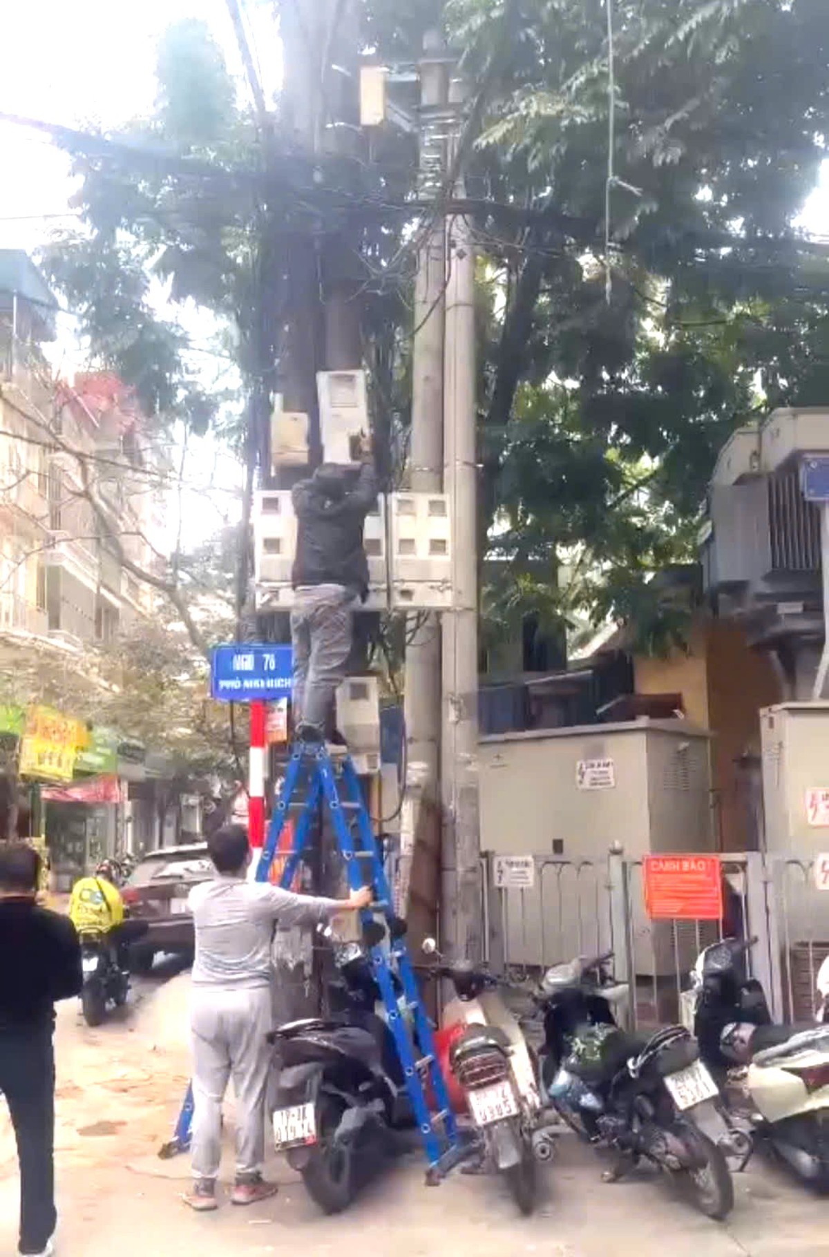 Công trình sai phạm ở phường Phú Diễn (Hà Nội): Bị cắt điện vẫn tự ý đấu nối, tiếp tục thi công- Ảnh 2.