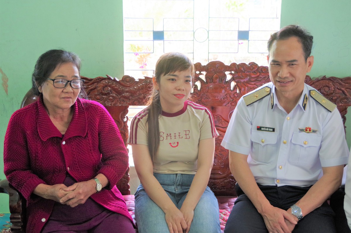 Học viện Hải quân tặng quà Tết cho các gia đình chính sách và hộ dân bị ảnh hưởng bởi thiên tai- Ảnh 1.