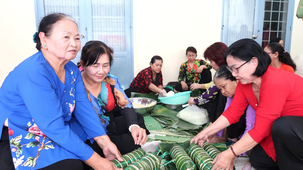 TPHCM: Phụ nữ Hiệp Bình gói bánh chưng, bánh tét gửi đến người khó khăn- Ảnh 1.
