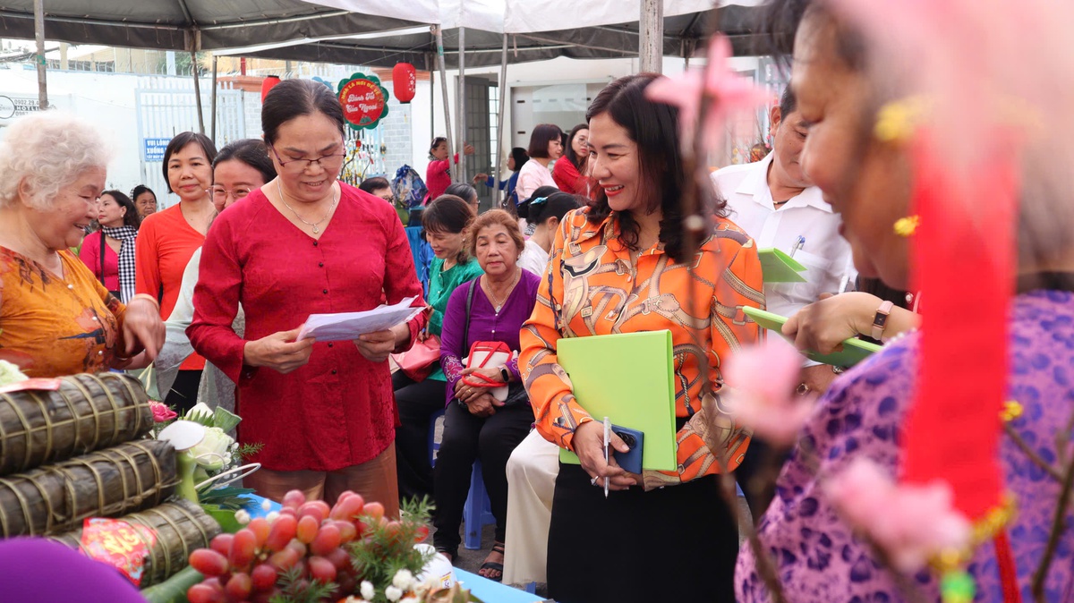 TPHCM: Phụ nữ Hiệp Bình gói bánh chưng, bánh tét gửi đến người khó khăn- Ảnh 7.