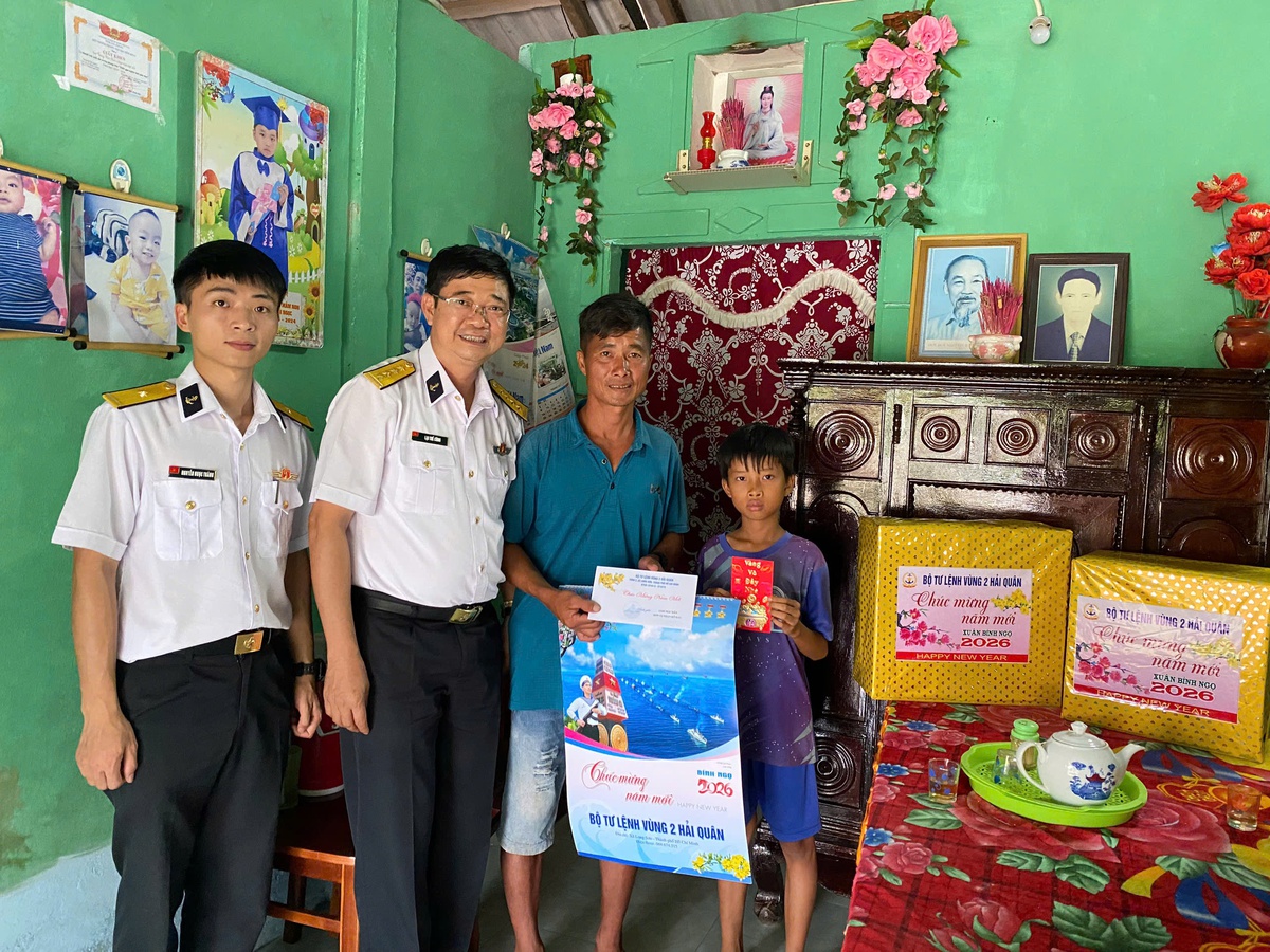 Xuân nghĩa tình của Vùng 2 Hải quân với con đỡ đầu- Ảnh 1.