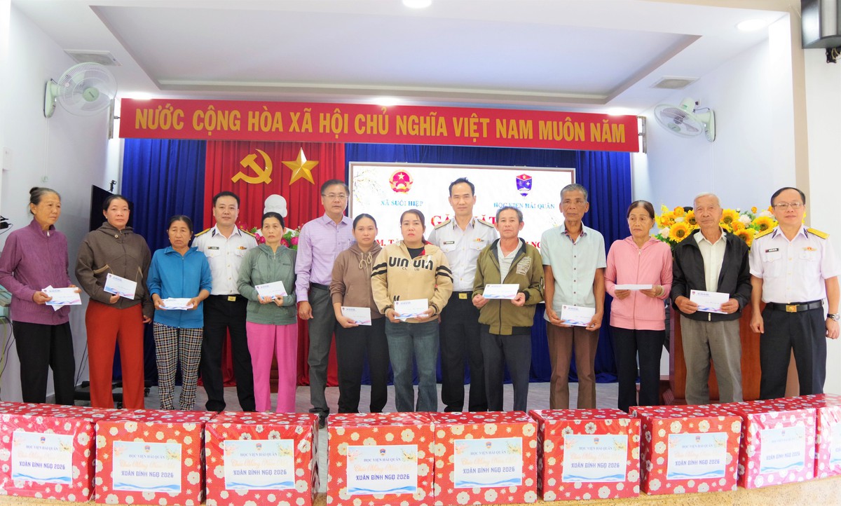 Học viện Hải quân tặng quà Tết cho các gia đình chính sách và hộ dân bị ảnh hưởng bởi thiên tai- Ảnh 2.